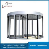 Komercinio pastato įėjimo besisukančios durys